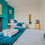 Skelton House - Fast Wi-fi - Work - Groups Holiday home Leeds (West Yorkshire)